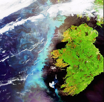 Eine Planktonblüte entlang der Westküste Irlands aufgenommen von Envisat