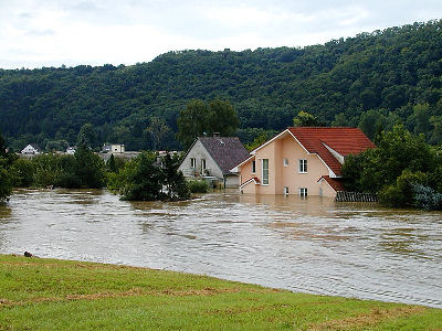 Overstroming van de Berounkarivier in de Tsjechische Republiek 