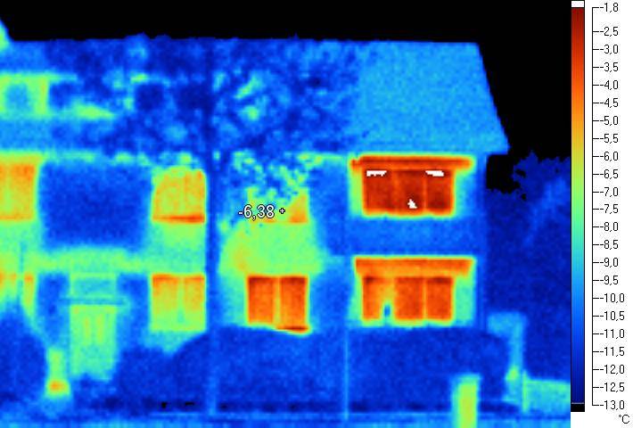 Temperaturbild eines wenig isolierten Hauses