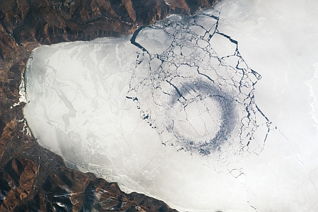 Een cirkel in het dunne ijs van het Baikalmeer