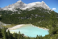 Le lac des Sorapis dans le massif des Dolomites, Italie
