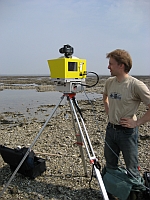  Επιστήμονας παρακολούθηση μύδια και στρείδια στη θάλασσα Wadden