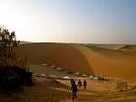 Bewohner einer Zeltstadt in der Wüste Senegals