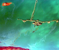 Image CASI image montrant la fuite d'hydrocarbures émanant du Sea Empress alors qu'il a déjà été remorqué dans Milford Haven