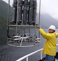 Wasserprobennahme von einem Forschungsschiff aus